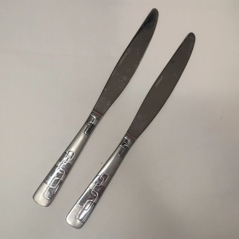 2 Dinner Knives Oneida Quadratic Stainless Flatware 9.5